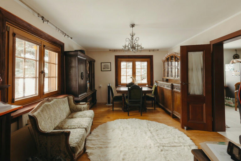 Urokliwy dom w&nbsp;stylu dworkowym 136m² działka 2,4h
