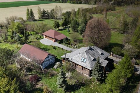 Urokliwy dom w&nbsp;stylu dworkowym 136m² działka 2,4h