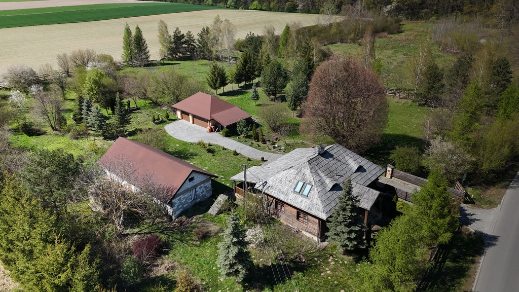 Urokliwy dom w&nbsp;stylu dworkowym 136m² działka 2,4h