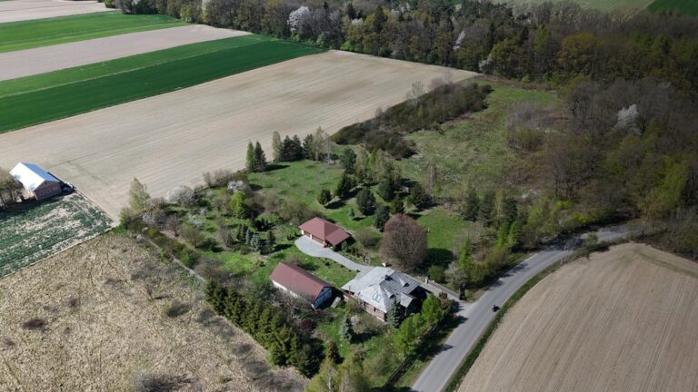 Urokliwy dom w&nbsp;stylu dworkowym 136m² działka 2,4h