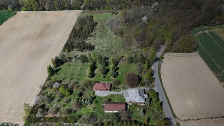 Urokliwy dom w&nbsp;stylu dworkowym 136m² działka 2,4h